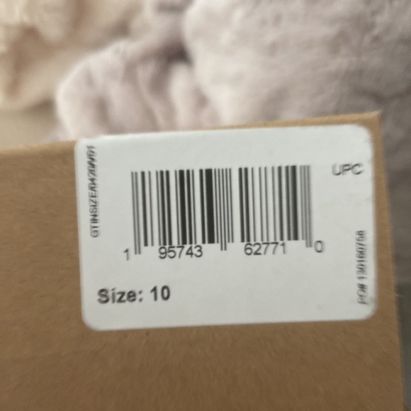 Brand new never worn in a box, they say to size up but they’re true to size -10 - Picture 2 of 5